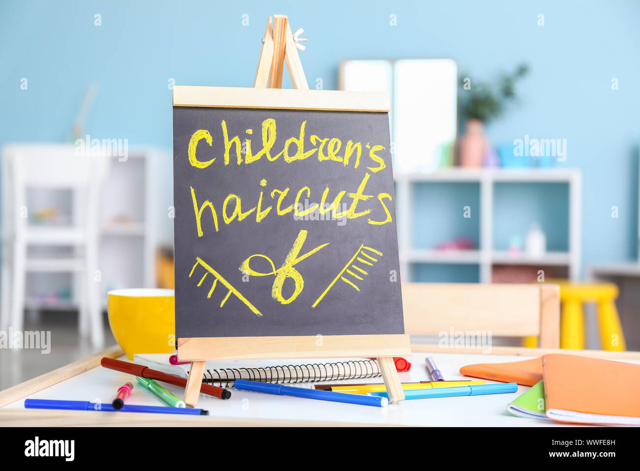 Tableau des inscriptions écrites avec des coupes de l'enfant dans le salon Banque D'Images