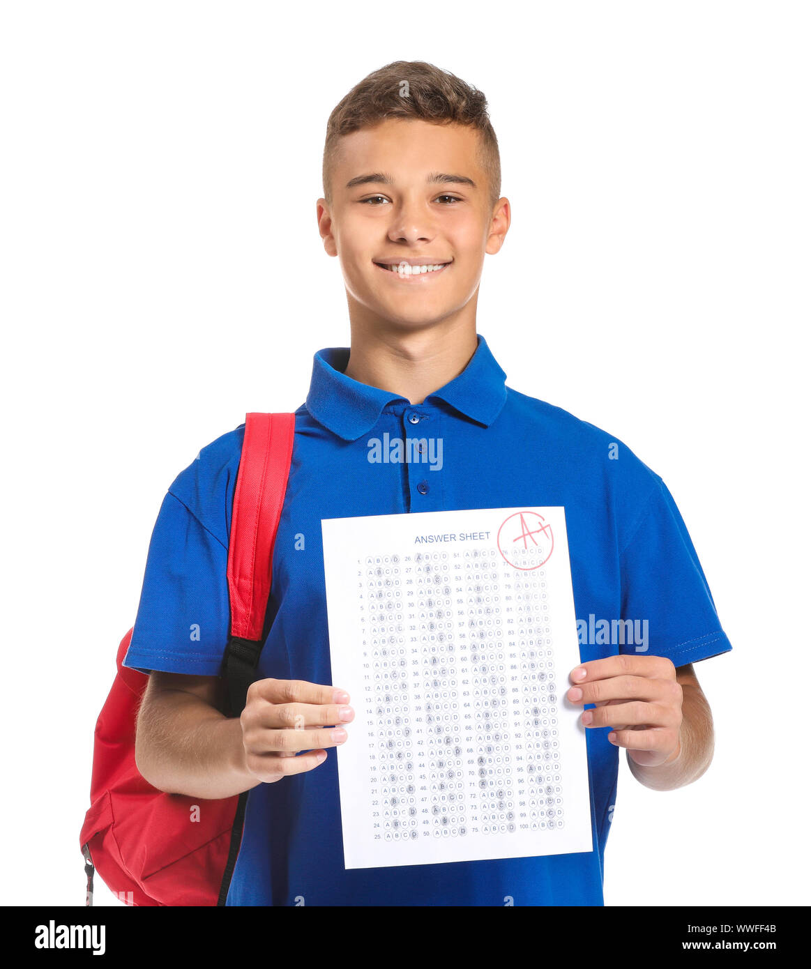 Happy boy avec résultats de test de l'école sur fond blanc Banque D'Images
