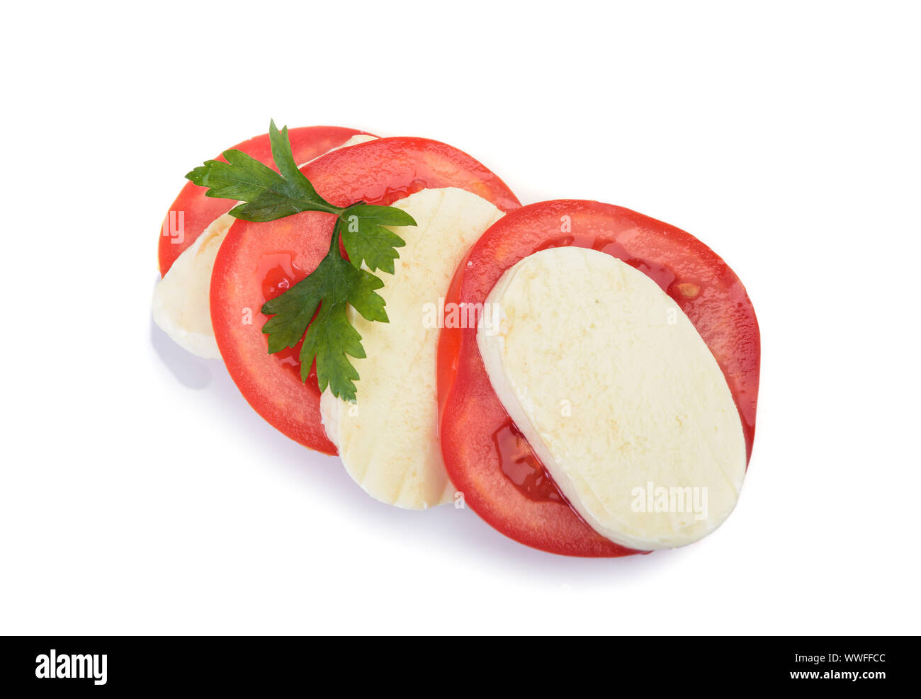 Morceau de mozzarella buffalo avec tomate cerise à fond blanc. Décorées de persil herb. Clipping path Banque D'Images