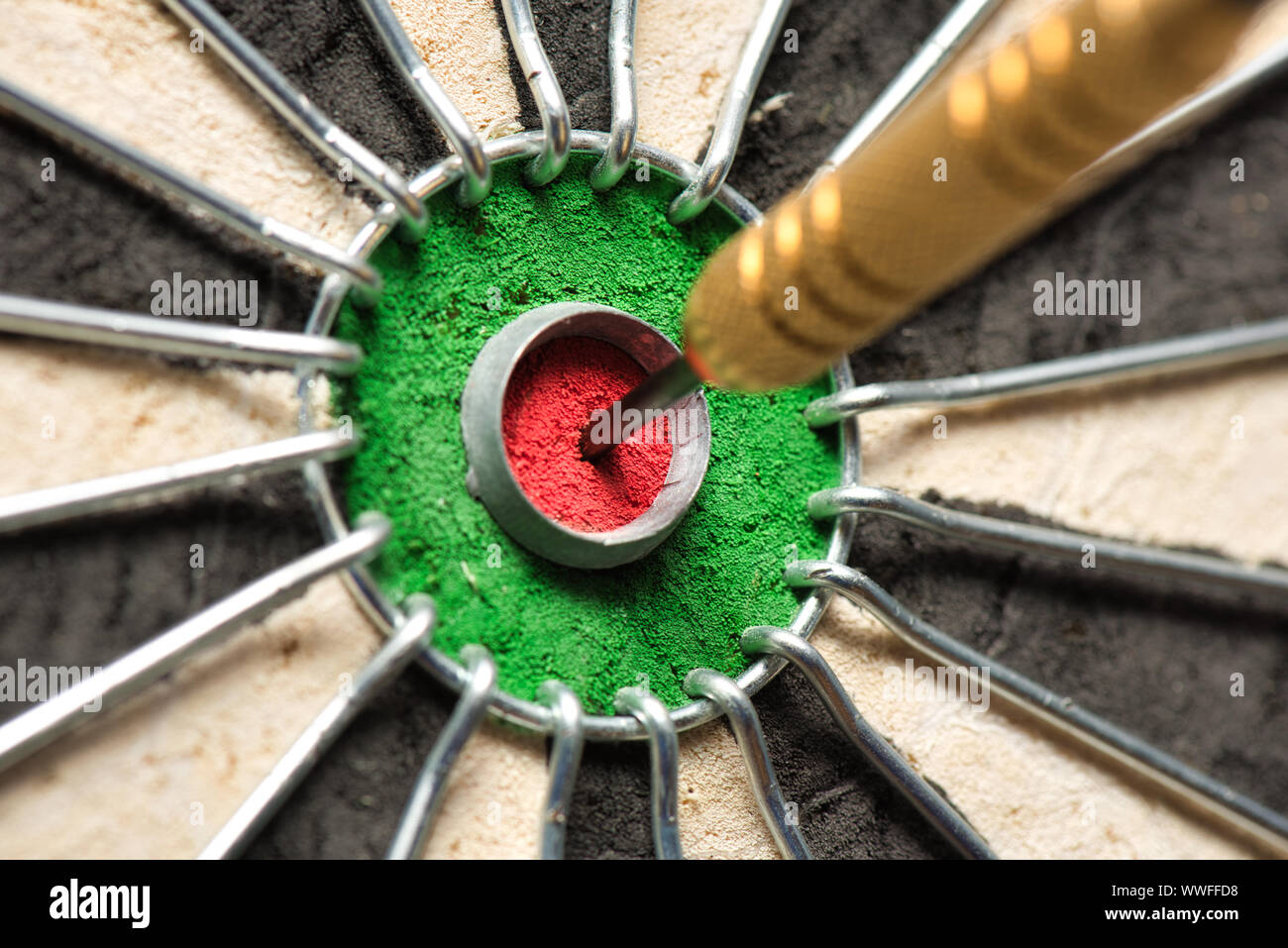 Un dart hits le centre de la fléchettes aussi connu sous le nom de "Bulls  Eye Photo Stock - Alamy