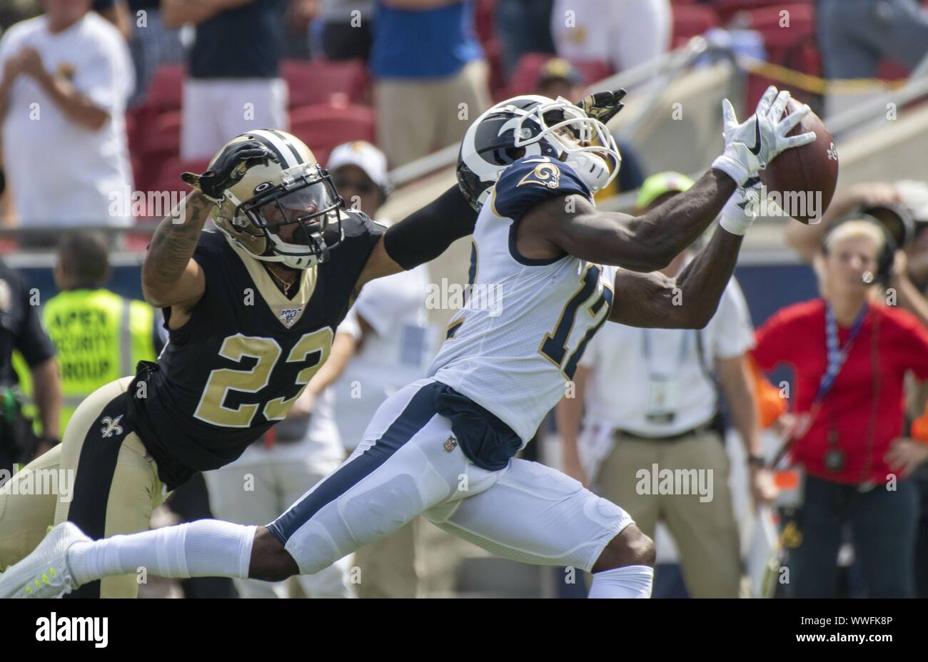 Los Angeles, United States. 15 Sep, 2019. Los Angeles Rams receveur Robert Woods (17) tire dans un long bureau de réception en face de New Orleans Saints Marshon évoluait Lattimore (23) au Los Angeles Memorial Coliseum de Los Angeles, Californie le dimanche, 15 Septembre, 2019. Les Béliers défait les Saints 27 - 9 pour ouvrir leur saison. Photo de Michael Goulding/UPI UPI : Crédit/Alamy Live News Banque D'Images