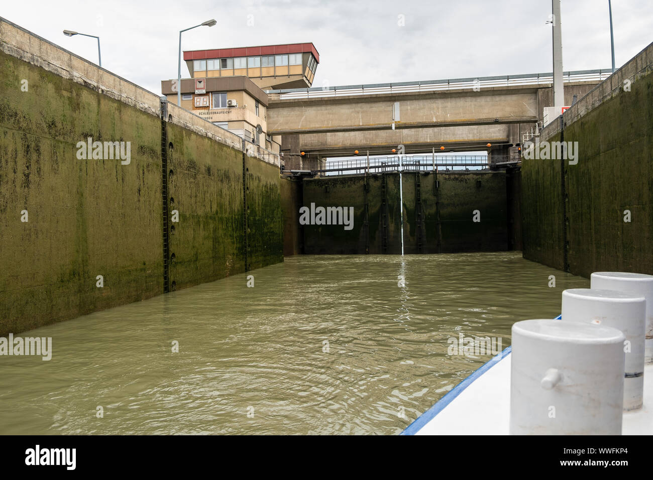 Écluse sur le Danube en face du village de Abwinden, Autriche. portes fermer Banque D'Images