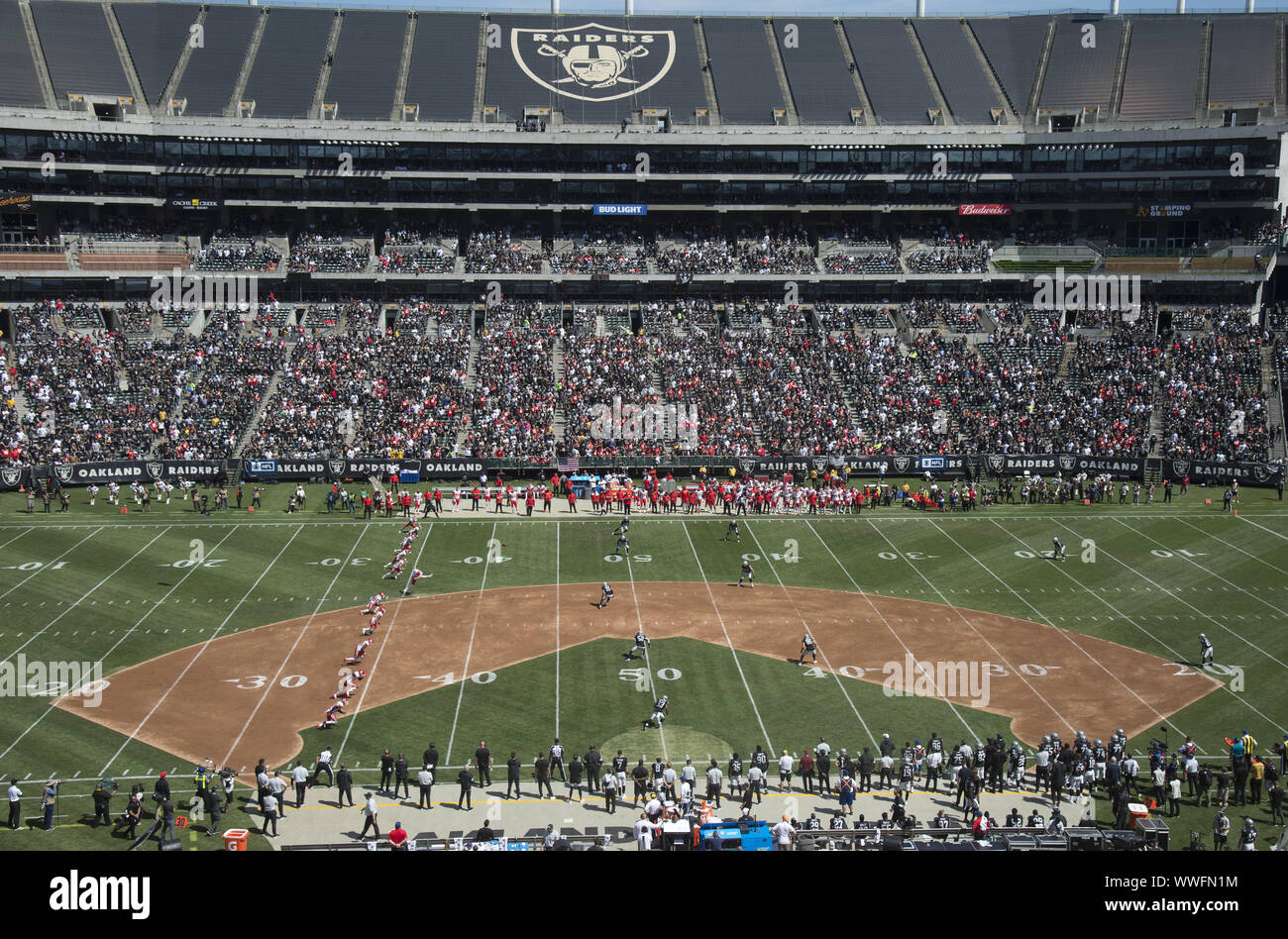 Kansas City Chiefs kicker Harrison Butker débute dans l'Oakland A's contre l'Oakland Raiders infield à Alameda Coliseum à Oakland, Californie le dimanche, 15 Septembre, 2019. Aujourd'hui marque la dernière fois qu'un match de la NFL a été joué sur la saleté. Les raiders sont dans leur dernière saison le partage d'un stade avec les Oakland Athletics. Photo par Terry Schmitt/UPI Banque D'Images