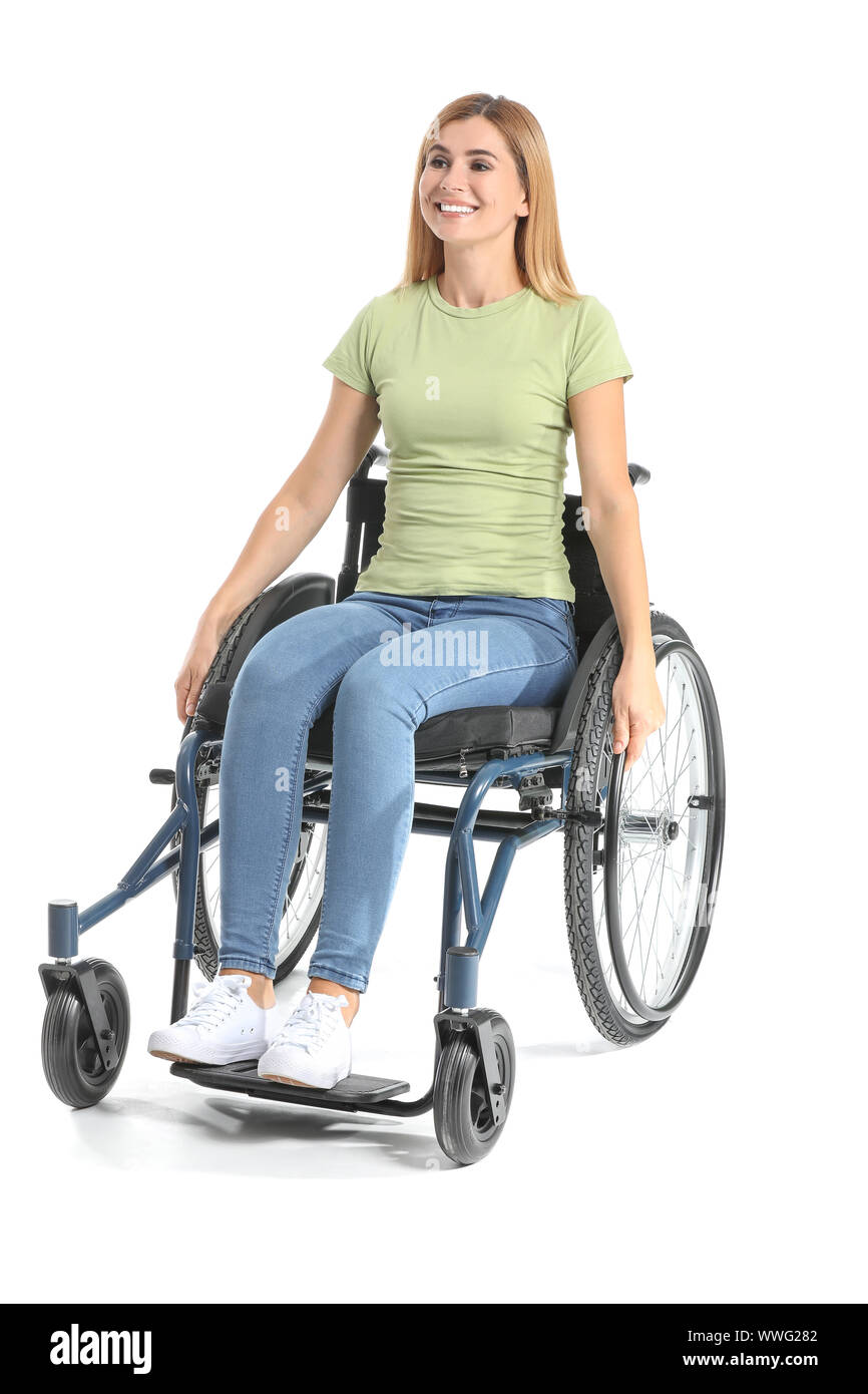 Belle femme en fauteuil roulant sur fond blanc Banque D'Images