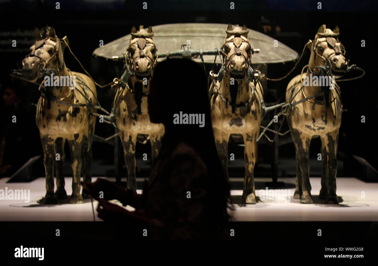 Bangkok, Thaïlande. 15 Sep, 2019. Vu les visiteurs lors de l'exposition de Qin Shi Huang, le Premier Empereur de Chine et de terre cuite au Musée National de la Thaïlande à Bangkok.La présentation de la grande exposition intitulée ' Qin Shi Huang, le Premier Empereur de Chine et des guerriers en terre cuite marque un phénomène sans précédent à l'arène. musée Thaï Ils font équipe recueillir 86 points d'importants artefacts (133 pièces) de plus de 2 200 ans à partir de 14 grands musées en Chine, et tous les objets désuets sont au Musée National de la Thaïlande. Credit : SOPA Images Limited/Al Banque D'Images