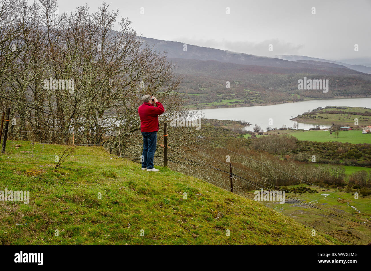 L'Espagne. L'homme en contemplant une vue sur le Parc Naturel de Fuentes Carrionas. Palencia Banque D'Images