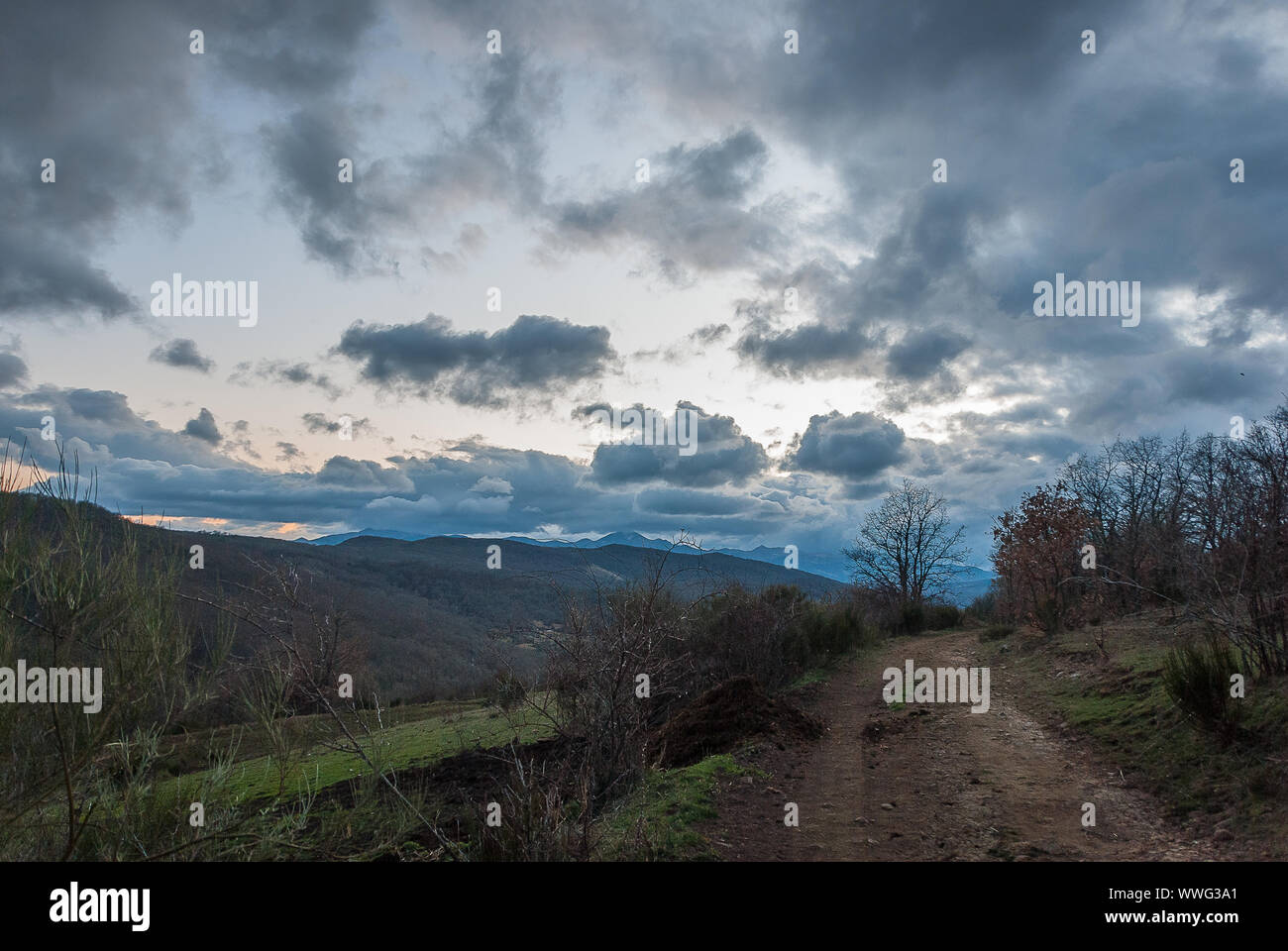 Espagne Ciel avec nuages de tempête dans les montagnes de Palencia Banque D'Images