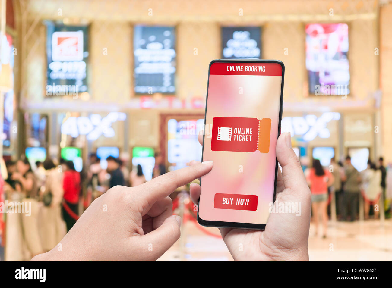 La main à l'aide de téléphone mobile maquette smartphone pour acheter les billets de cinéma à l'image floue de la vente des billets de cinéma au compteur avec icône graphique, en ligne Banque D'Images