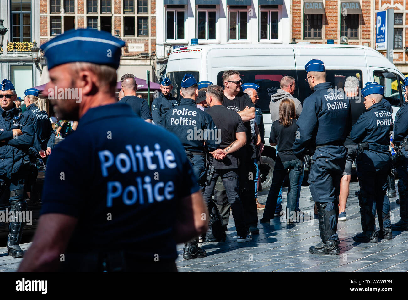 Un groupe d'extrême-droite est d'être entouré par la police anti-émeute au cours de la manifestation.Depuis le Vlaams Belang (VB) un populiste de droite, parti politique nationaliste flamand atteint le deuxième vote en Flandre dans les élections régionales, et peut-être aussi a été exclue des négociations encore en cours pour former un nouveau gouvernement régional. Le groupe extrémiste "Bloed, Bodem, Eer en Trouw (BBET, du sang, du sol, de l'honneur et la loyauté) a organisé une manifestation contre l'exclusion des Vlaams Belang de pourparlers sur le nouveau gouvernement flamand. Une trentaine de supporters en essayant de rassembler à l'endroit Banque D'Images