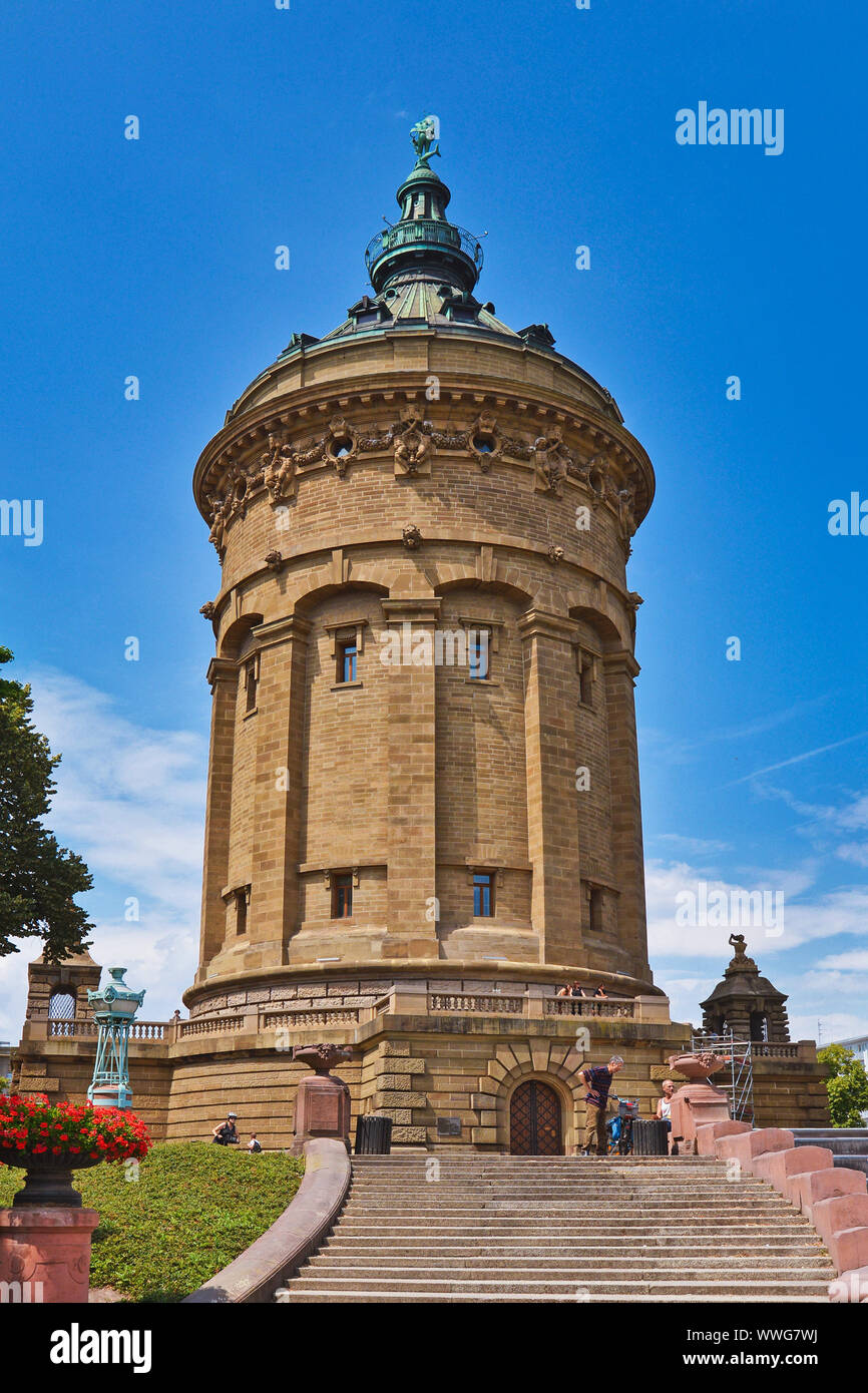 Mannheim, Allemagne - Juillet 2019 : Tour de l'eau appelé 'Wasserturm', monument de la ville allemande de Mannheim petit parc public sur la journée d'été Banque D'Images