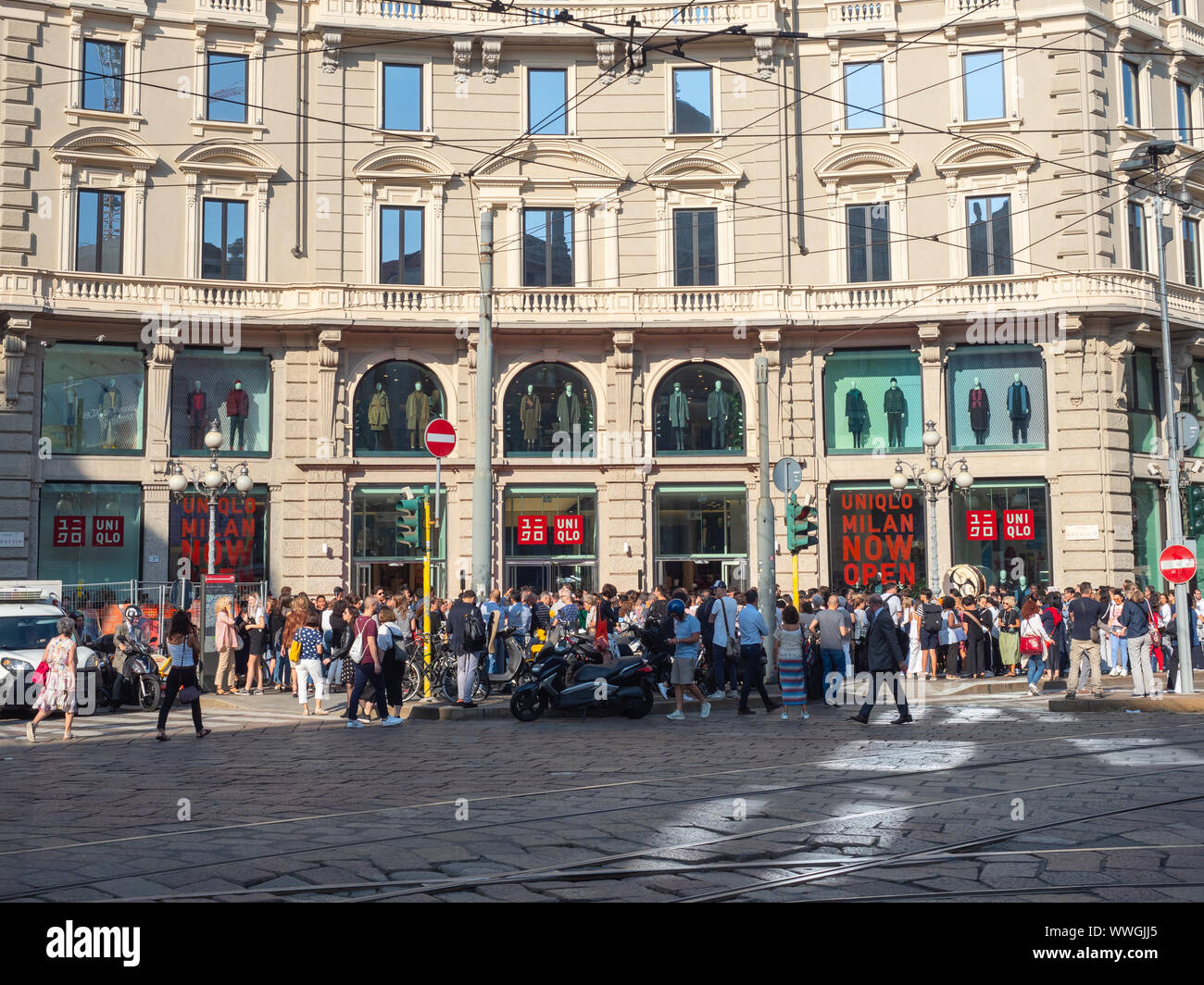 Piazza Cordusio, Milan, Italie - 13 septembre, 2019 rassemble les foules  devant le nouveau magasin Uniqlo l'attente d'ouvrir les portes Photo Stock  - Alamy