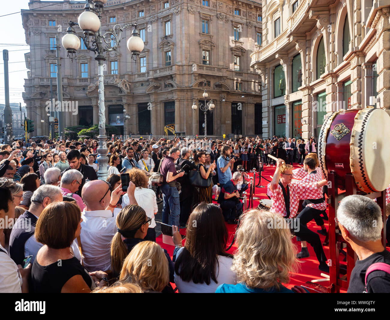 Piazza Cordusio, Milan, Italie - 13 septembre 2019 gens foule se rassemble alors que la batterie sont joués dans le cadre de la cérémonie de l'ouverture de la Bra Banque D'Images