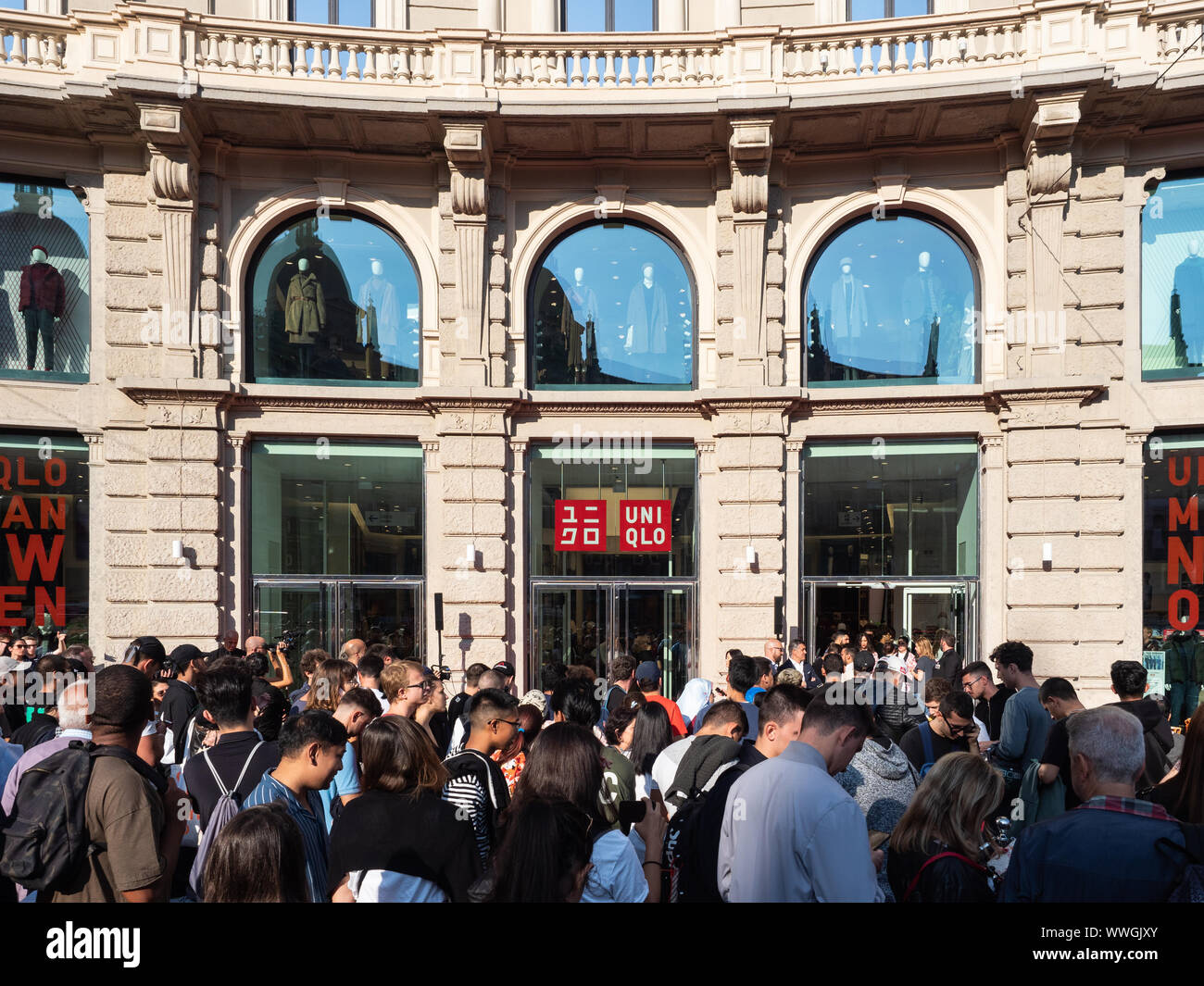 Piazza Cordusio, Milan, Italie - 13 septembre, 2019 rassemble les foules  devant le nouveau magasin Uniqlo l'attente d'ouvrir les portes Photo Stock  - Alamy