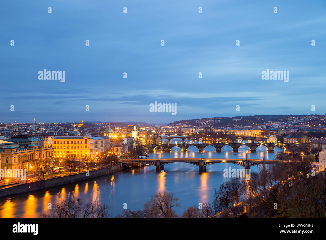 Vue sur la ville de Prague avec des ponts de Vltava Banque D'Images