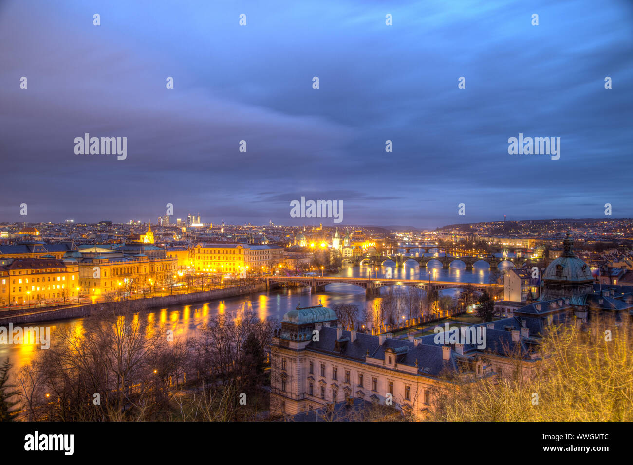 Vue sur la ville de Prague avec des ponts de Vltava Banque D'Images