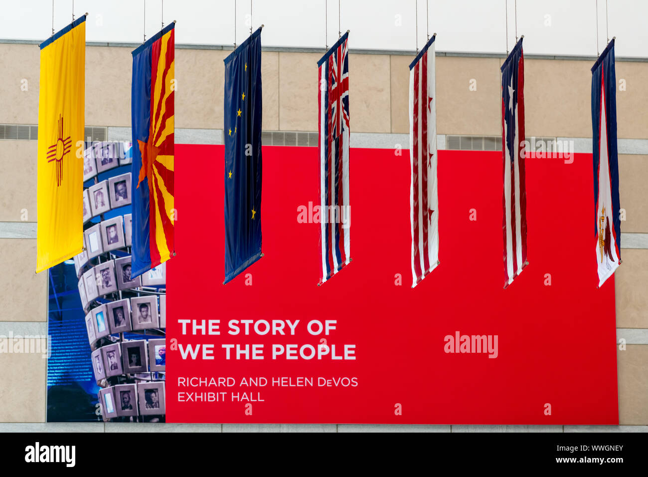 Bannière et drapeaux d'état dans le Centre National de la Constitution, Philadelphie Banque D'Images