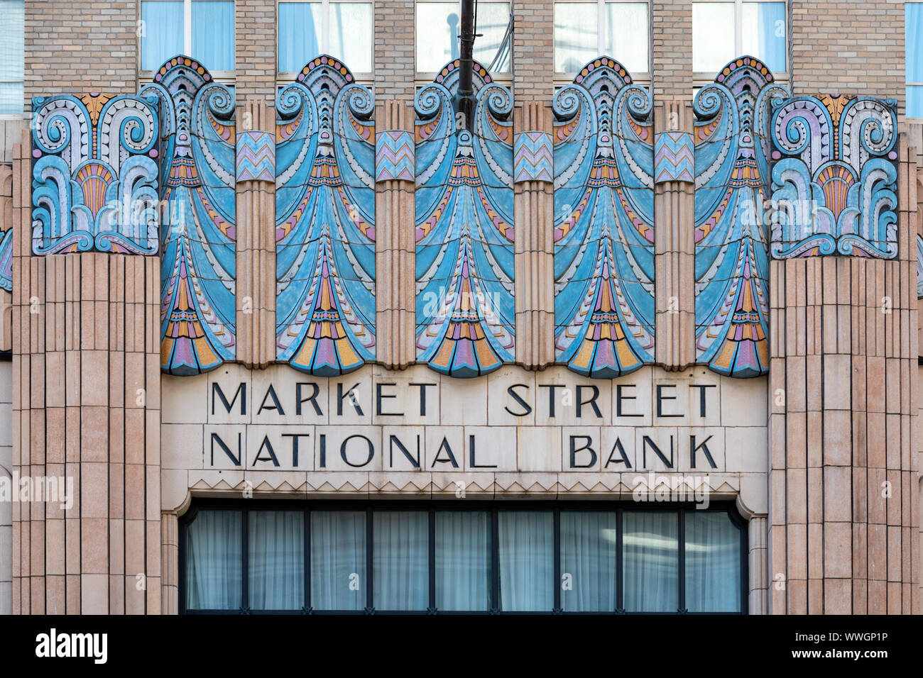 Décoration multicolore, dynamiques sur la façade au niveau de la rue de Ritter et Shay's Art Déco Rue du Marché National Bank Building, Philadelphie Banque D'Images