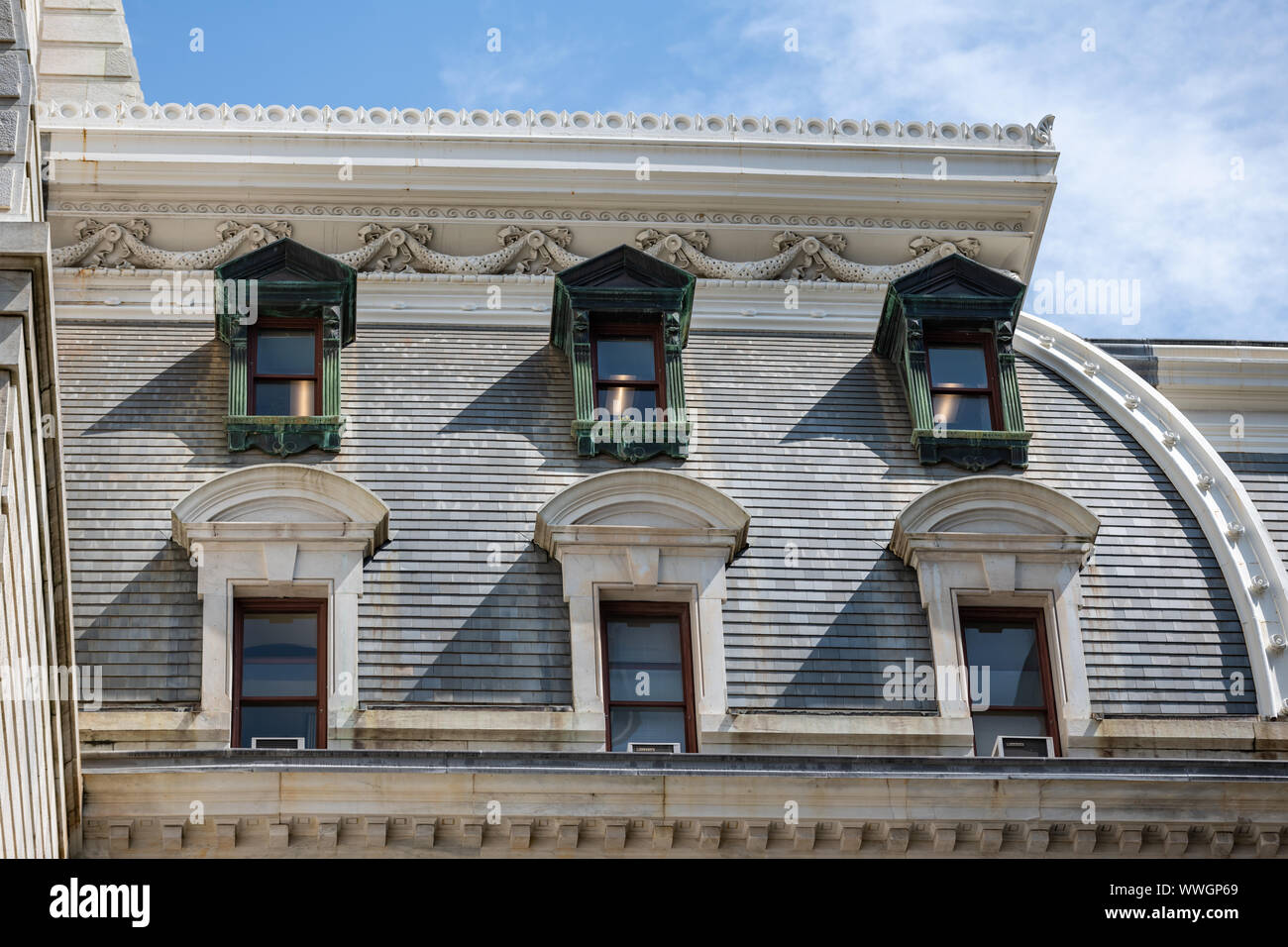 Un haut toit en mansarde et lucarnes dans le Second Empire français style baroque de l'architecture sur John McArthur's Philadelphia City Hall Banque D'Images