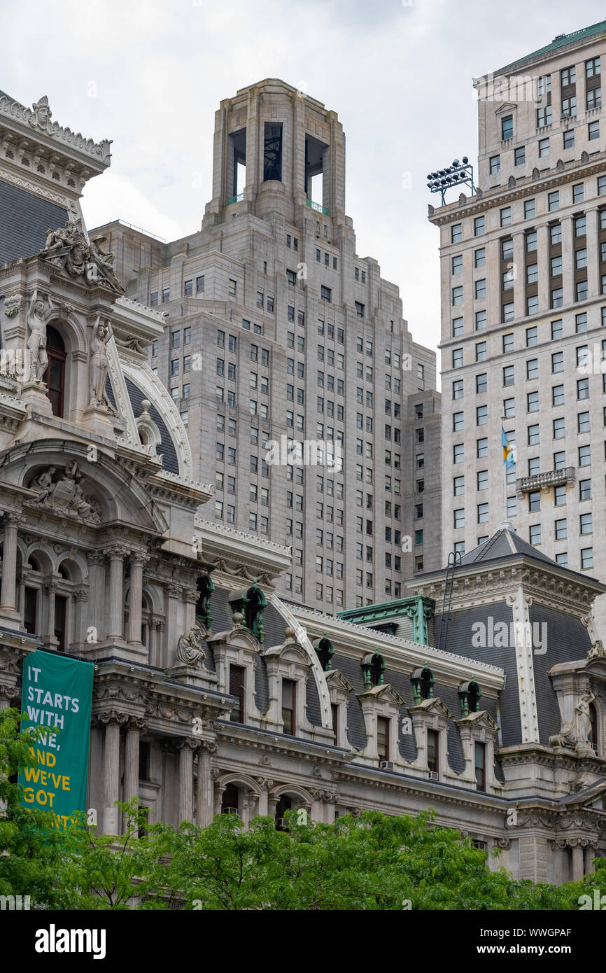 L'Hôtel de ville d'architecture Second Empire français contraste avec John Torrey Windrim's art déco clocher de 1 St & le 394' Girard Trust Building Banque D'Images