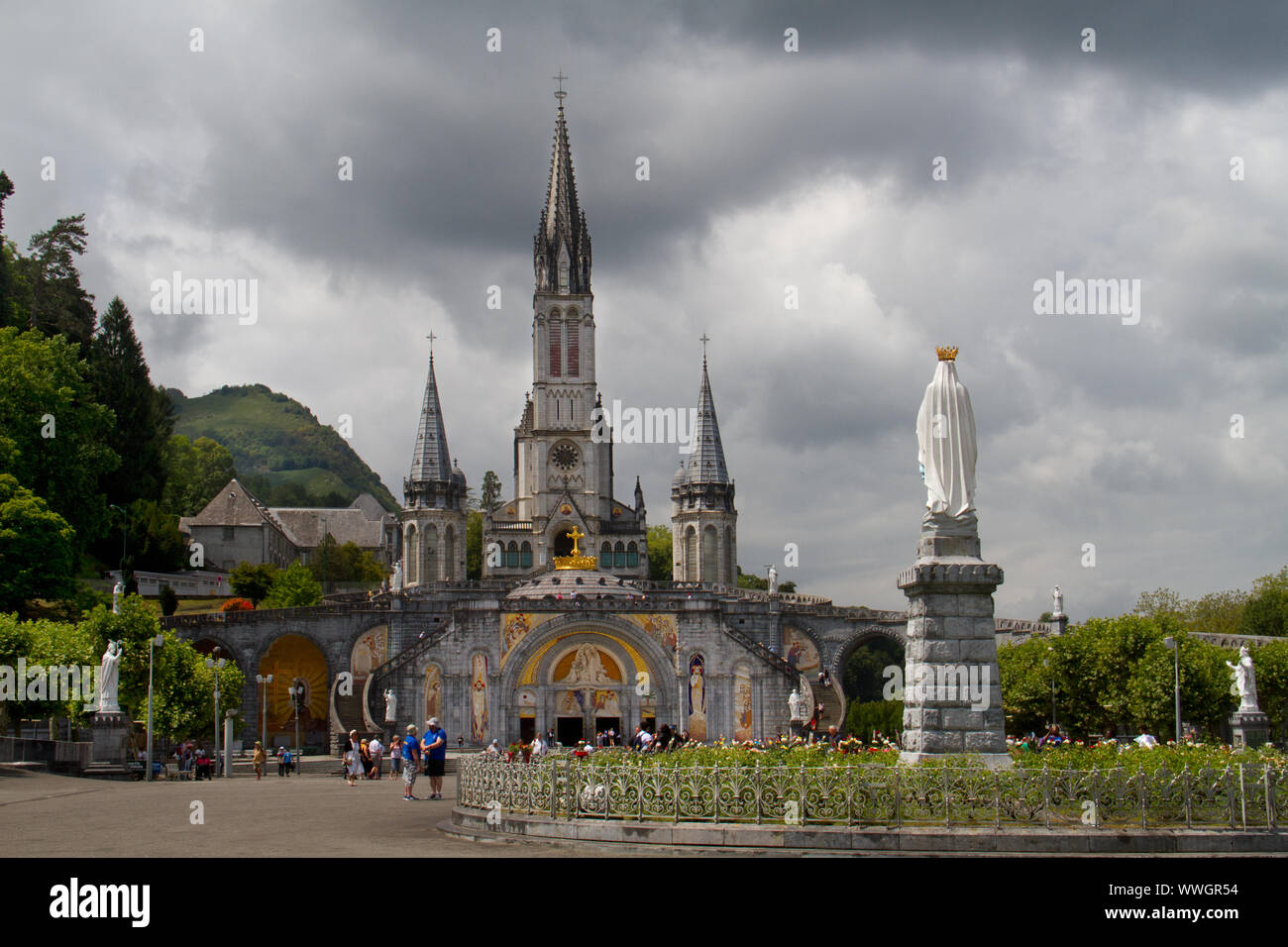 Basilique de l'Immaculée Conception à Lourdes, France, sous des nuages sombres Banque D'Images