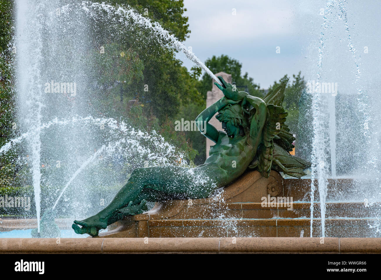 Alexander Stirling Calder a sculpture of a Native American Woman holding le cou d'un cygne, symbole de la rivière Schuylkill ; dans le Swann Memorial Banque D'Images