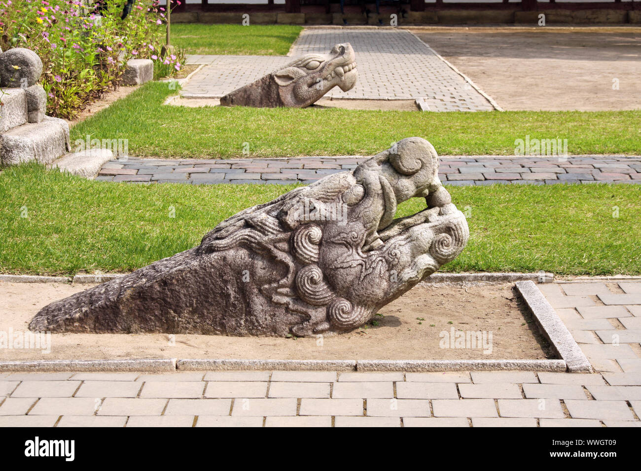 Statues de pierre de monstres mythiques de la période Koryo, ville de Kaesong, Corée du Nord (RPDC). Site du patrimoine mondial de l'UNESCO Banque D'Images