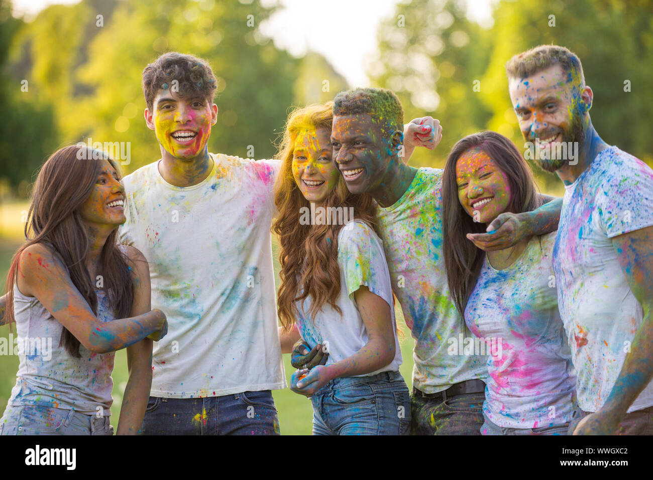 Groupe d'adolescents jouant avec des couleurs à l'holi festival, dans un parc Banque D'Images