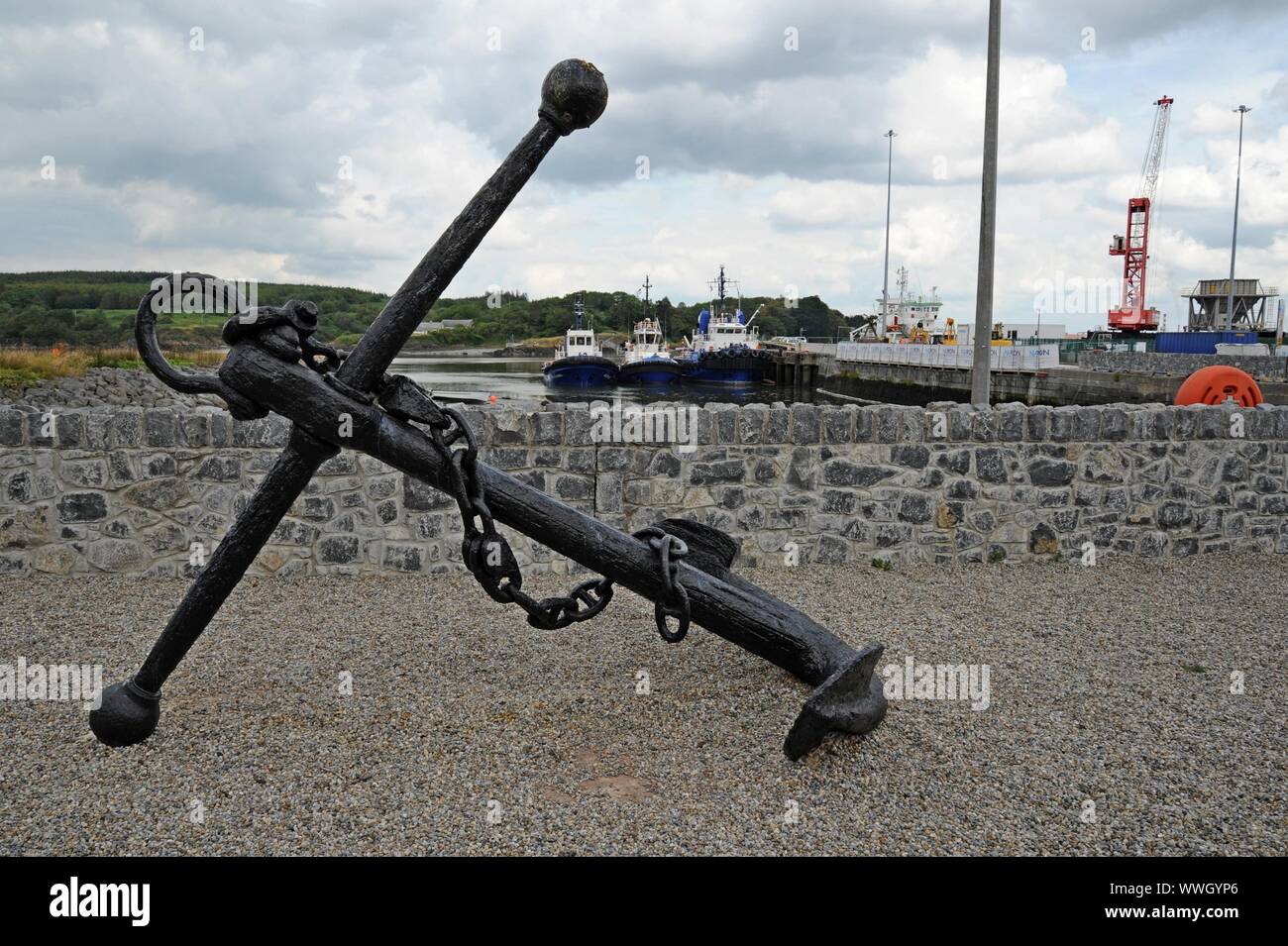 Les remorqueurs amarrés au port de Shannon, encadré par un grand old anchor. Foynes, Co Limerick, Irlande Banque D'Images