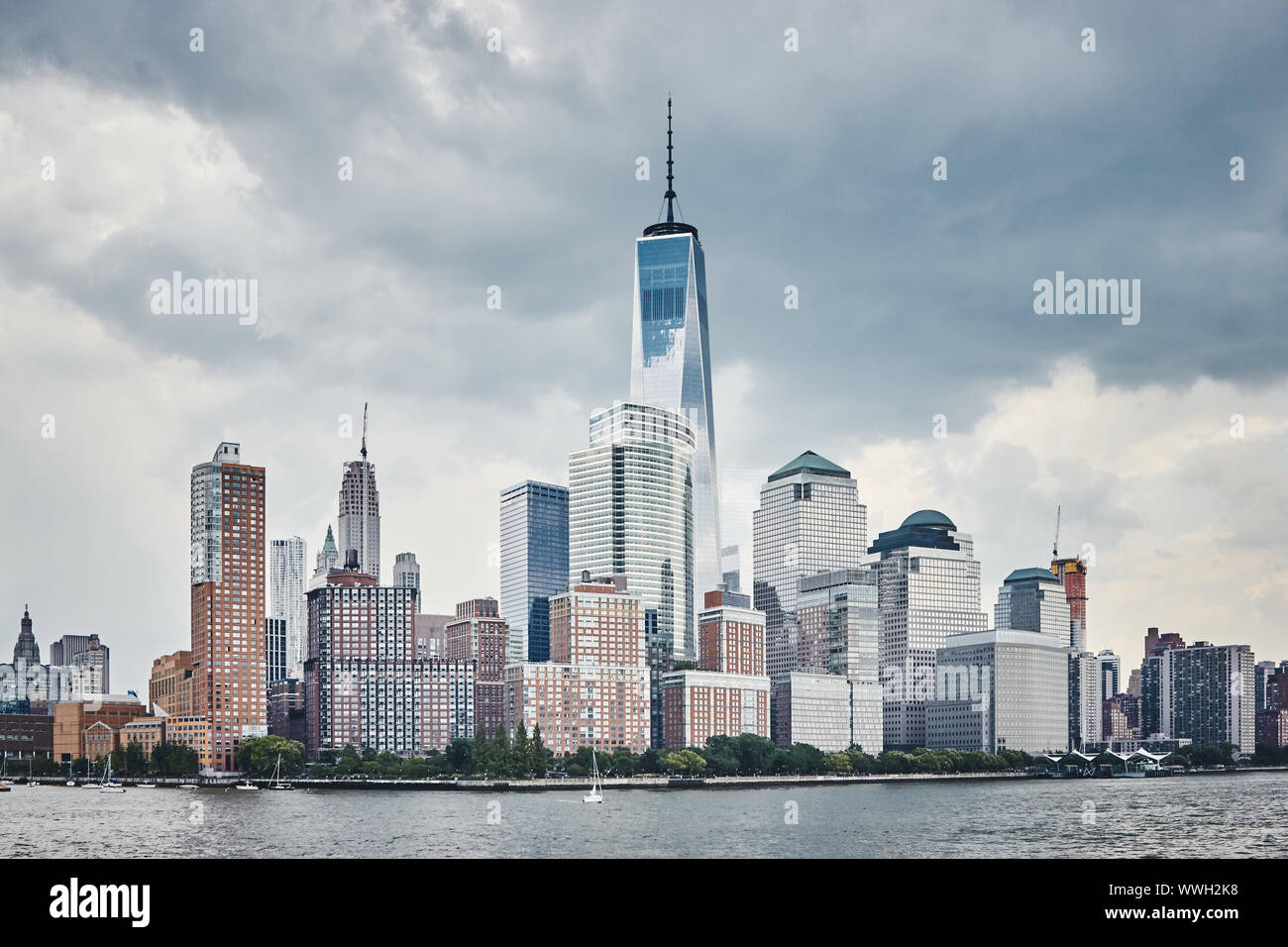 Manhattan skyline avec ciel d'orage vu de la rivière, harmonisation des couleurs appliquées, NYC. Banque D'Images