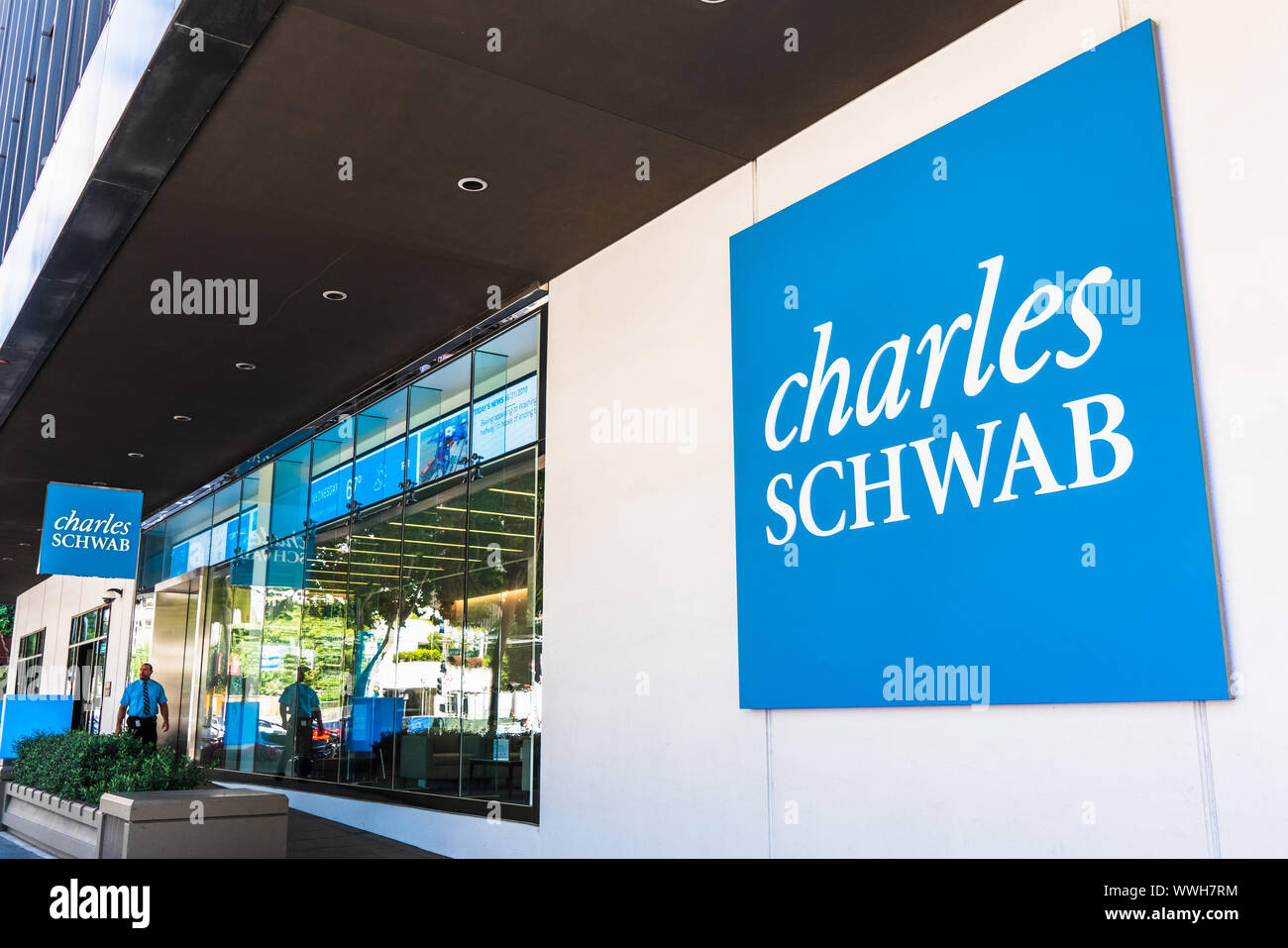 21 août 2019 San Francisco / CA / USA - Charles Schwab immeuble de bureaux dans le quartier de SOMA, Charles Schwab Corporation est une banque et stock brokera Banque D'Images