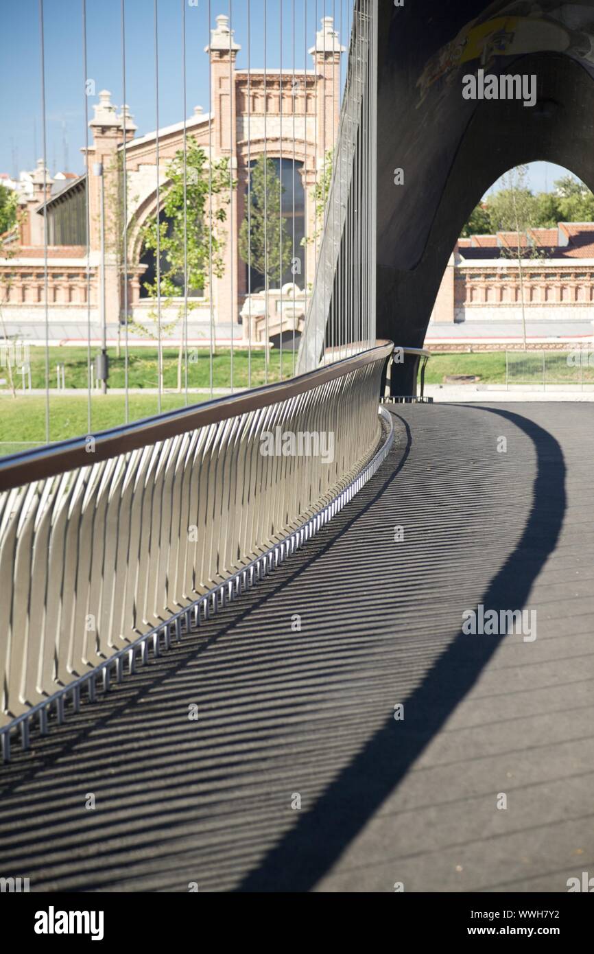 Pont sur la rivière Manzanares moderne dans la ville de Madrid Espagne Banque D'Images