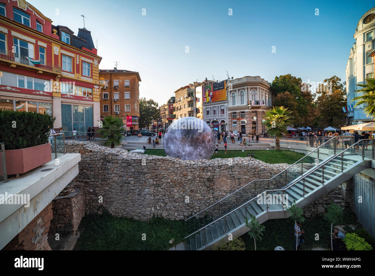 Pleine lune art installation dans le centre-ville de Plovdiv, en Bulgarie. Une partie du programme pour la capitale européenne de la culture 2019 Banque D'Images