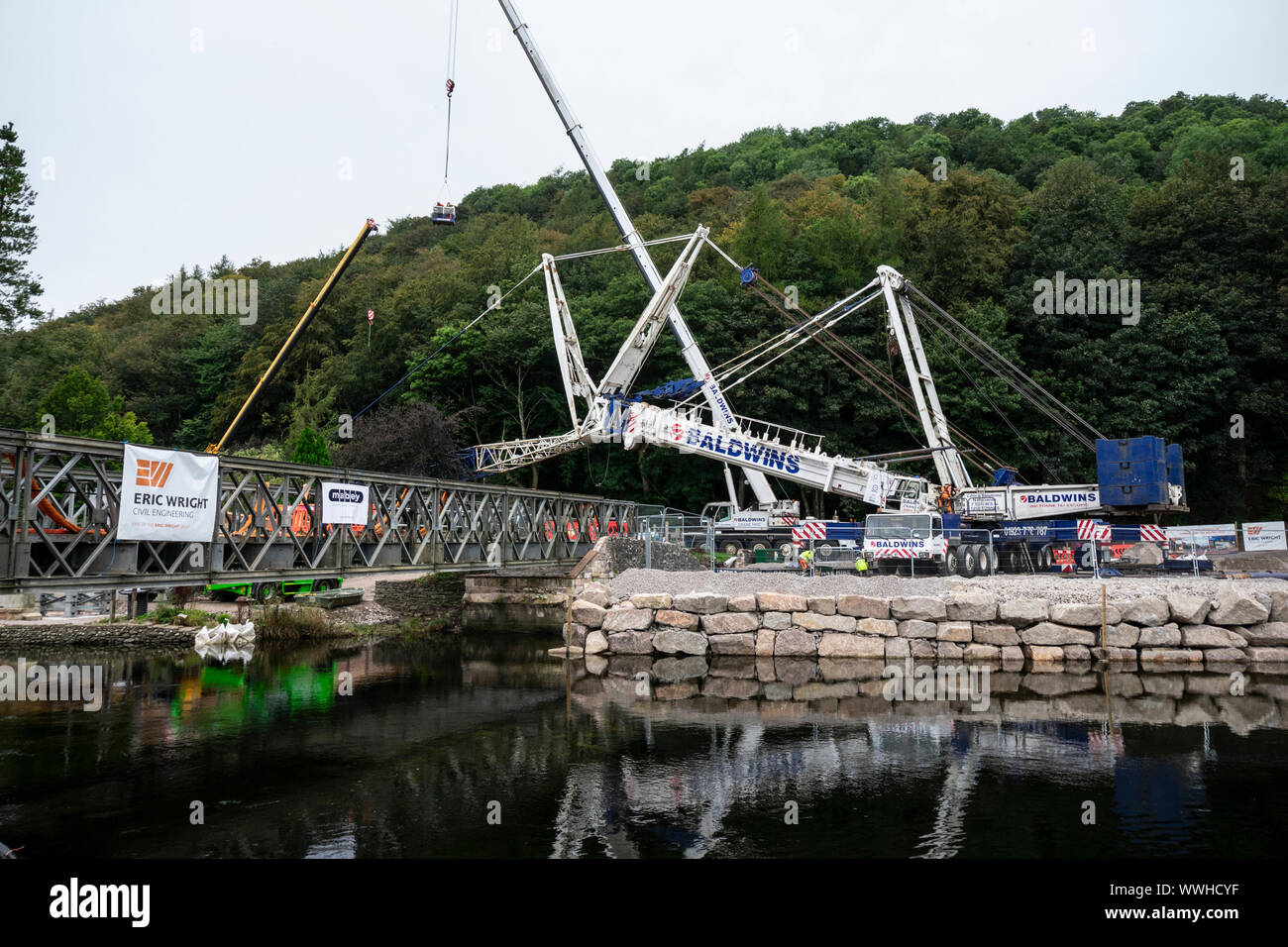 Grande grue remplacement pont temporaire à Pooley Bridge, Cumbria Banque D'Images