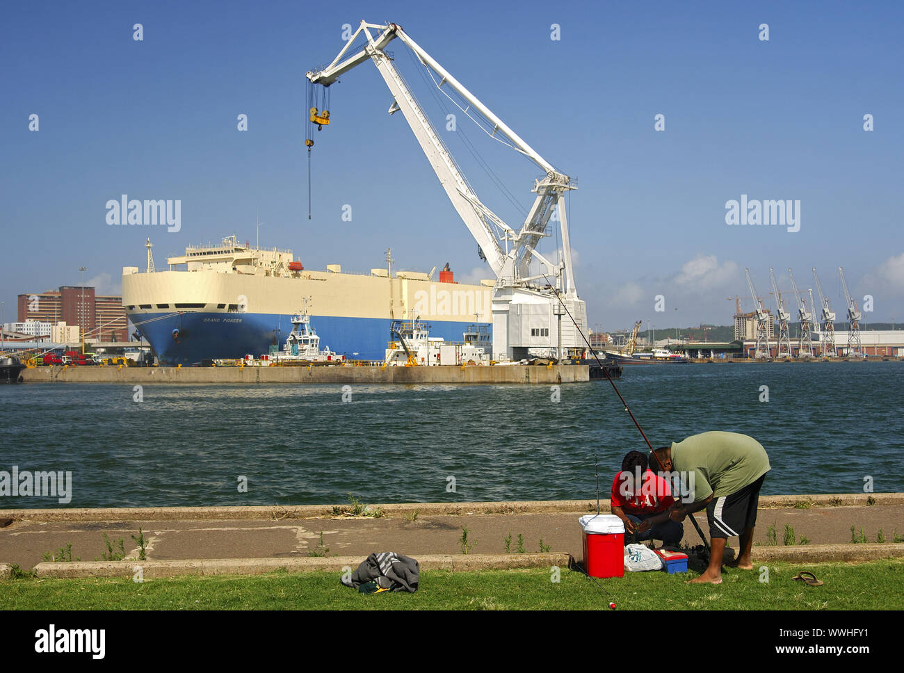Les pêcheurs à la ligne dans le bassin du port de Durban Banque D'Images