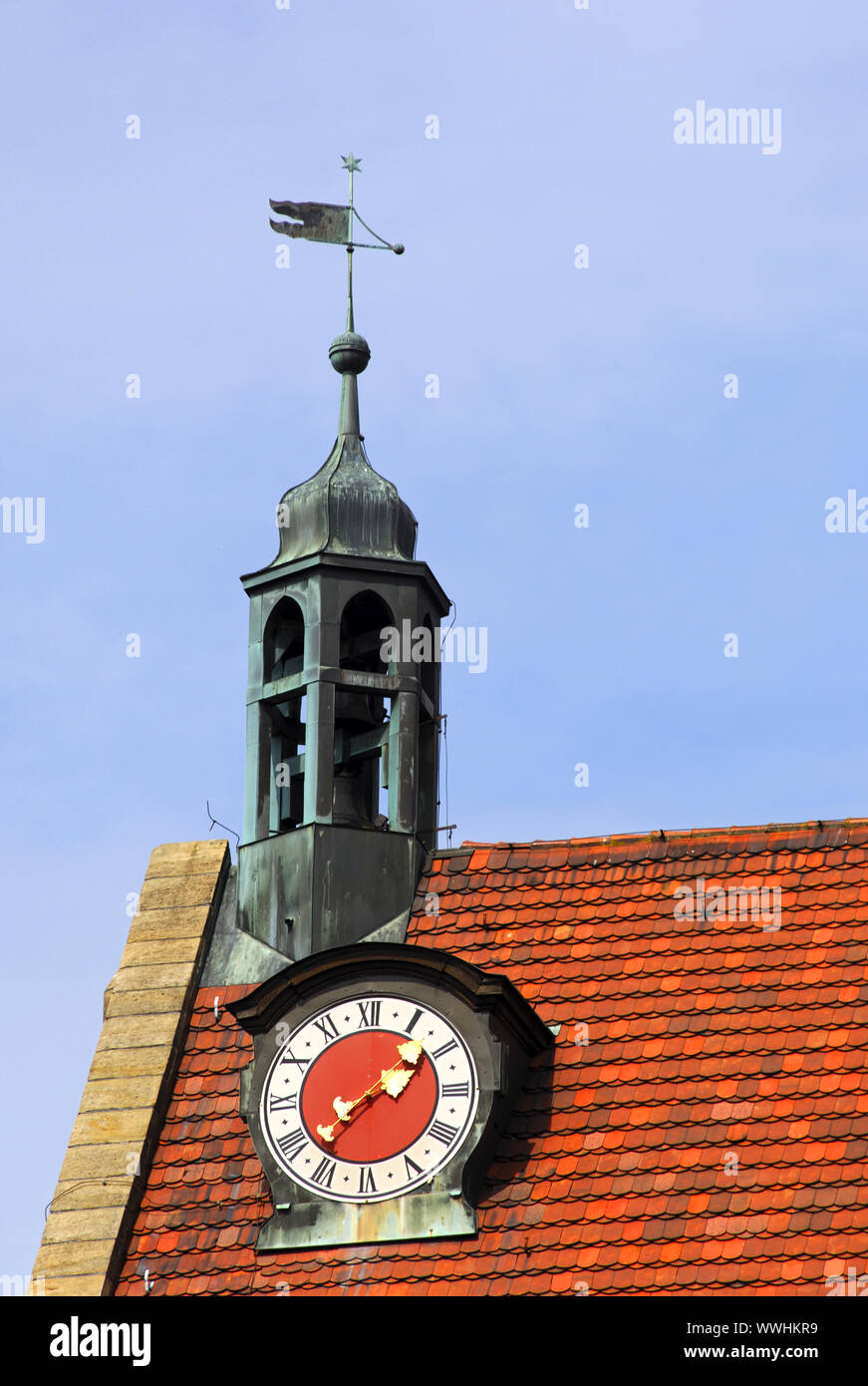 Toit de tuiles avec tour de l'horloge et girouette, Ansbach Banque D'Images