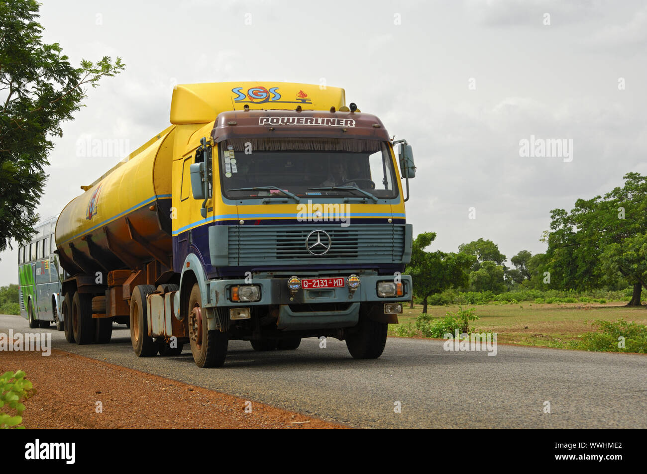 Camion Mercedes sur une route de campagne au Burkina Faso Banque D'Images
