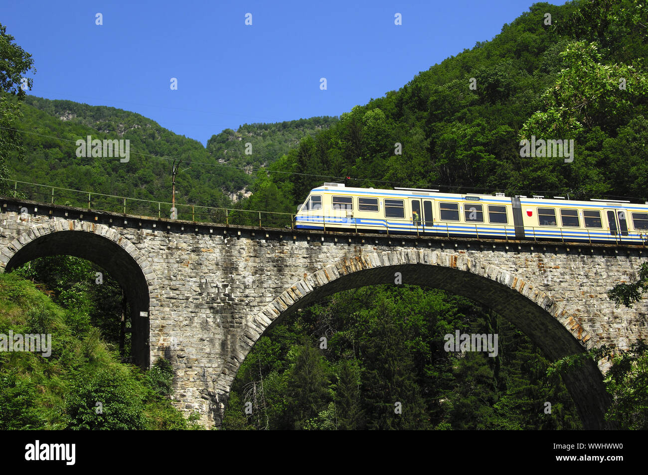 Le chemin de fer des Centovalli sur un viaduc en Centovalli Banque D'Images
