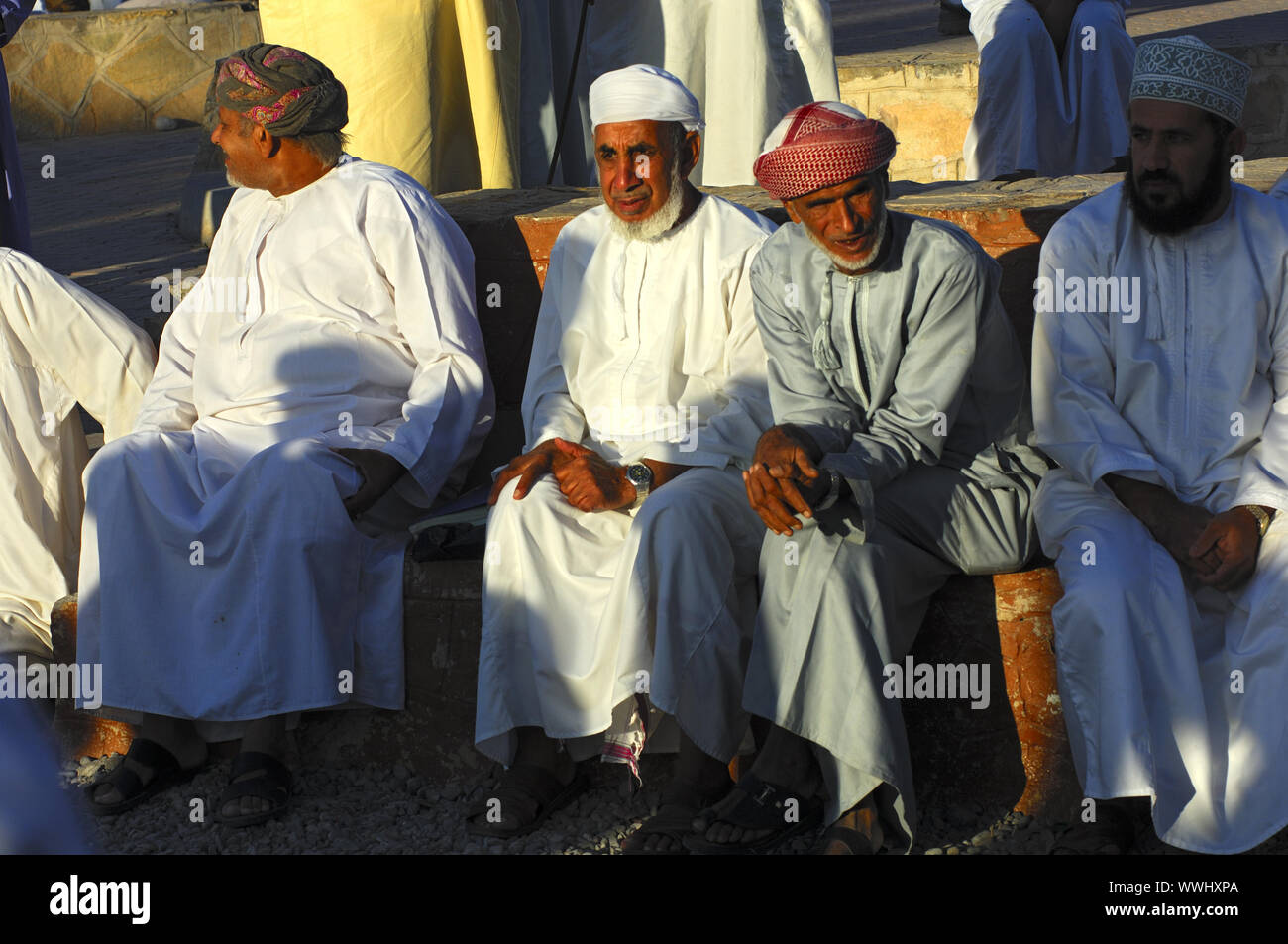 Les hommes en costume national omanais Dishdasha Banque D'Images