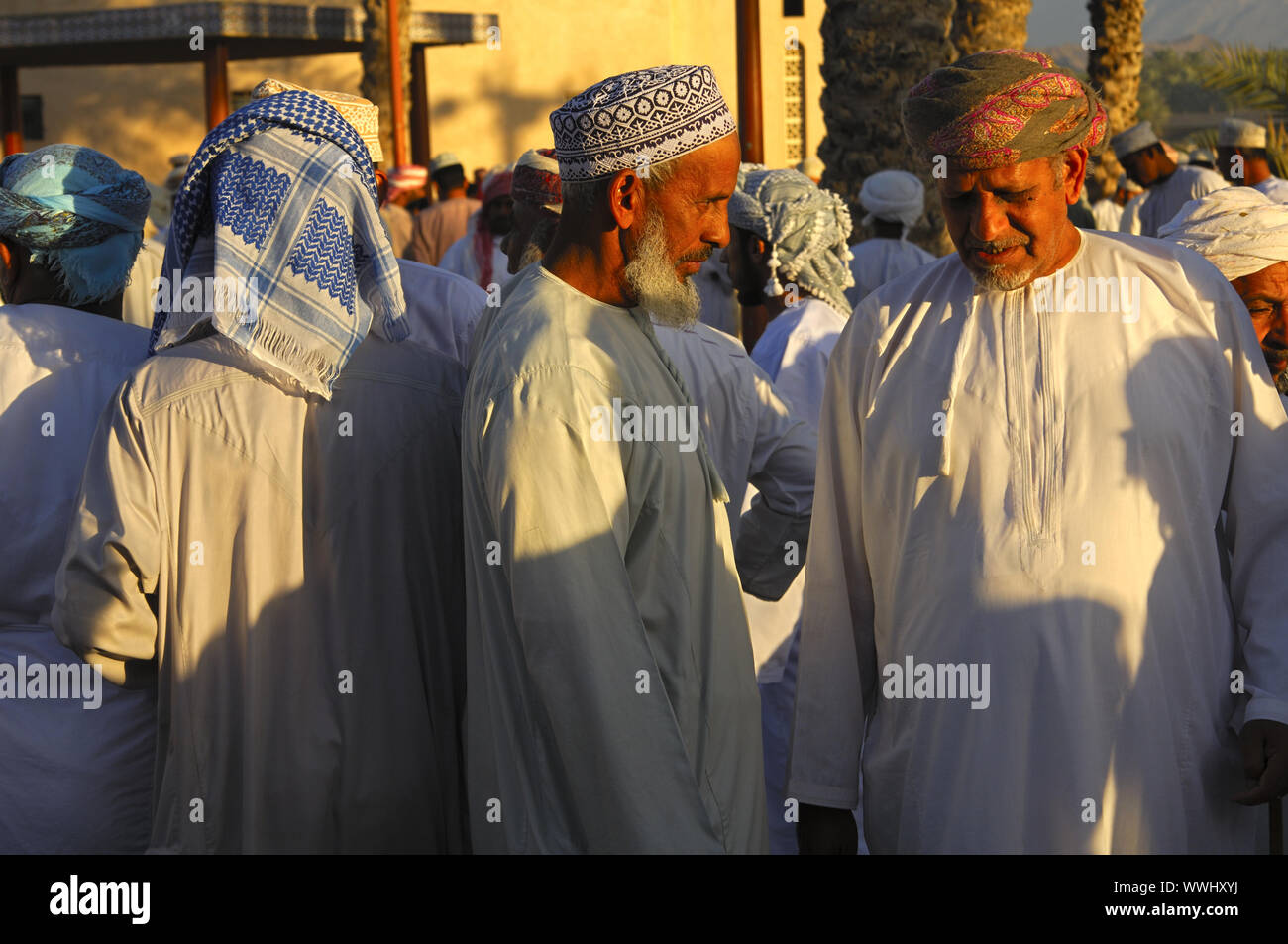 Les hommes dans l'Omanais costume national Dishdasha Banque D'Images