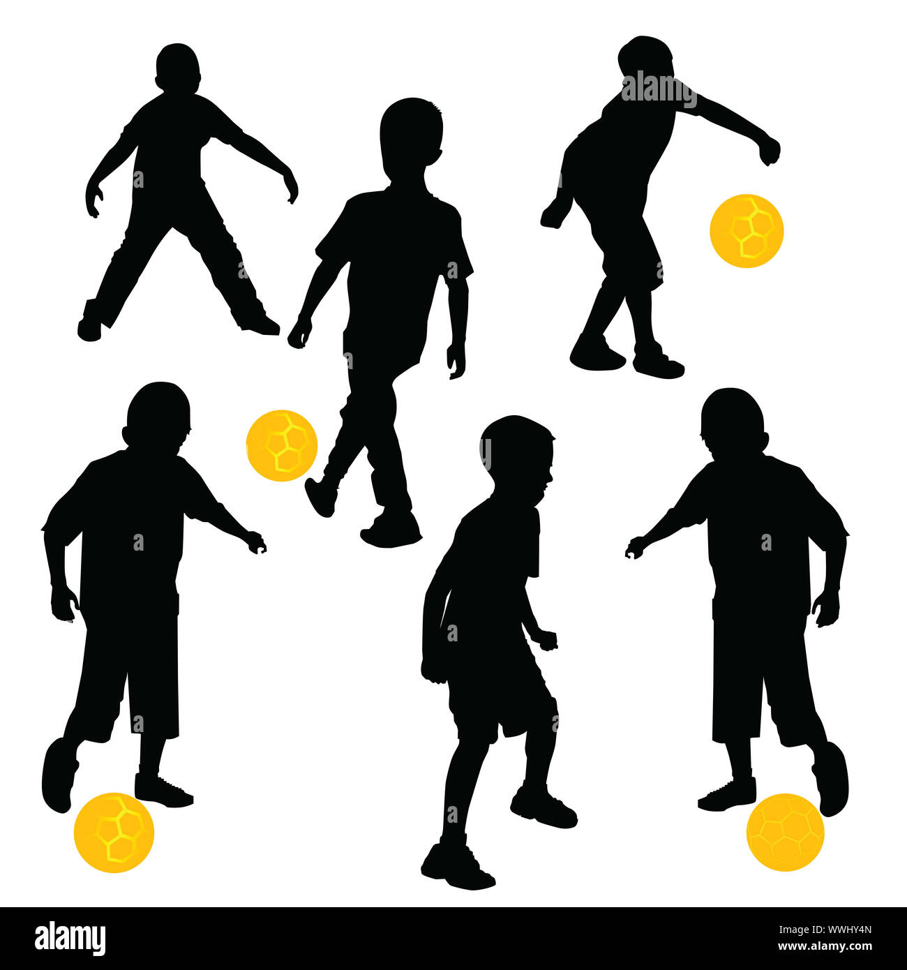 Silhouettes d'enfants jouant au football avec ballon de soccer d'or Banque D'Images