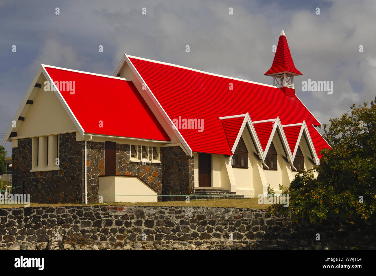 Église catholique pittoresque au toit rouge de Cap Malheureux Banque D'Images
