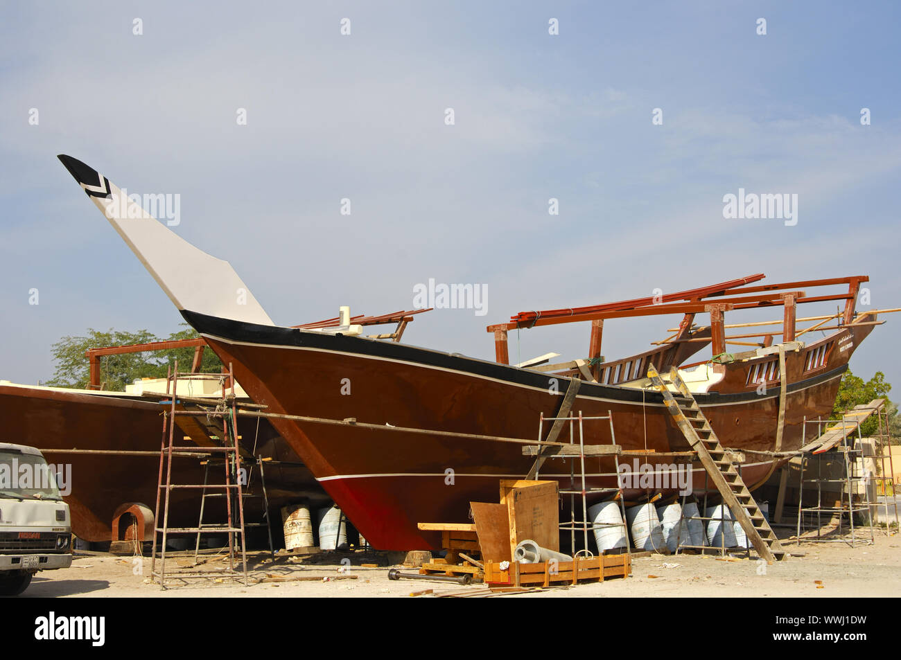 Proue d'un bateau sur un chantier naval pour les bateaux dhow dans la construction en plastique moderne à Ajman Banque D'Images