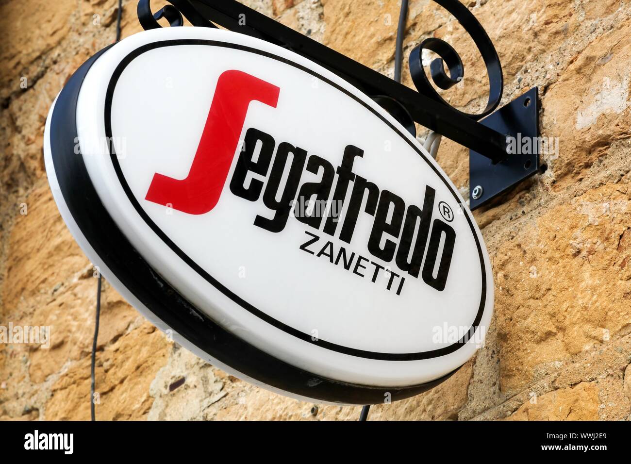 Les Cheres, France - 15 août 2019 : Segafredo logo sur un mur. Segafredo est une entreprise de torréfaction italienne fondée en 1960 à Bologne Banque D'Images Les Cheres, France - 15 août 2019 : Segafredo logo sur un mur. Segafredo est une entreprise de torréfaction italienne fondée en 1960 à Bologne Banque D'Images