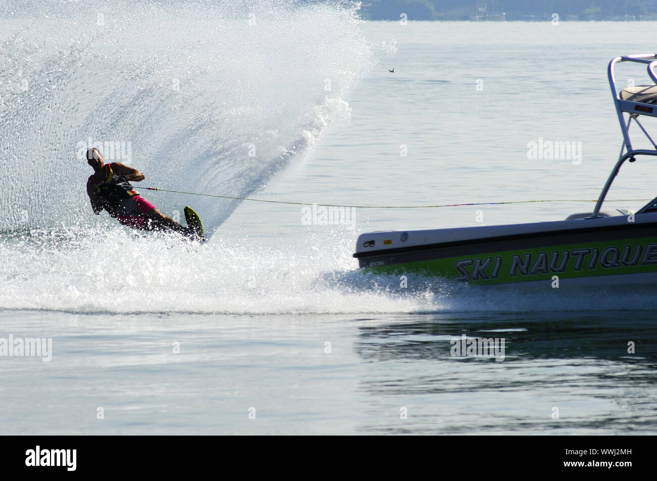 La skieuse de l'eau et les bateaux à moteur Banque D'Images