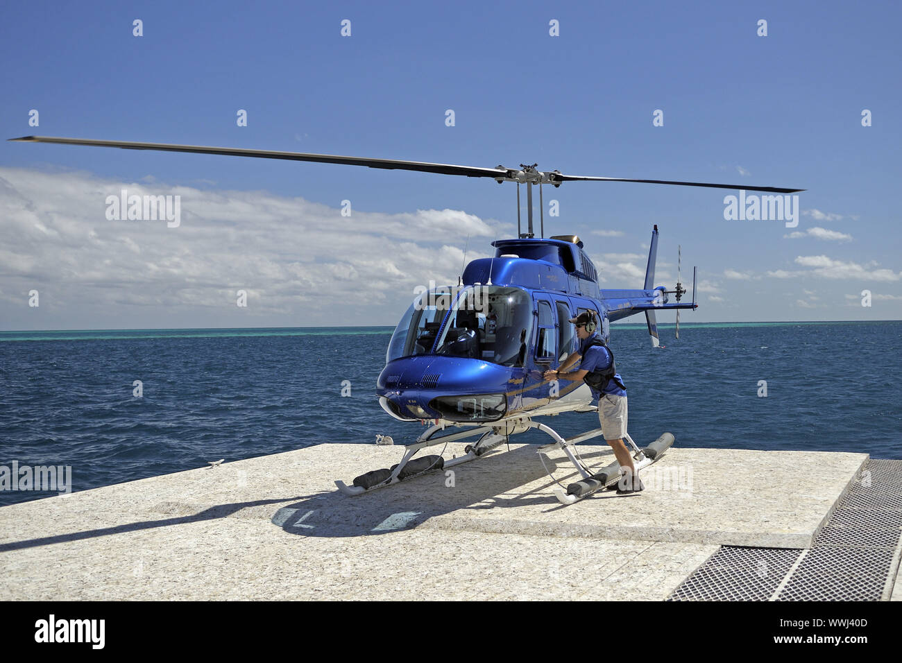 Sur les vols touristiques en hélicoptère pour un ponton dans la Grande Barrière de Corail, Australie Banque D'Images