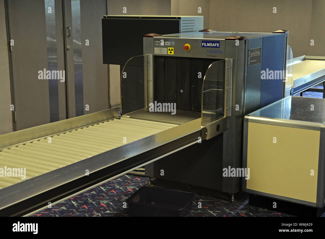 Machine à rayons X pour les bagages à main dans un aéroport Banque D'Images