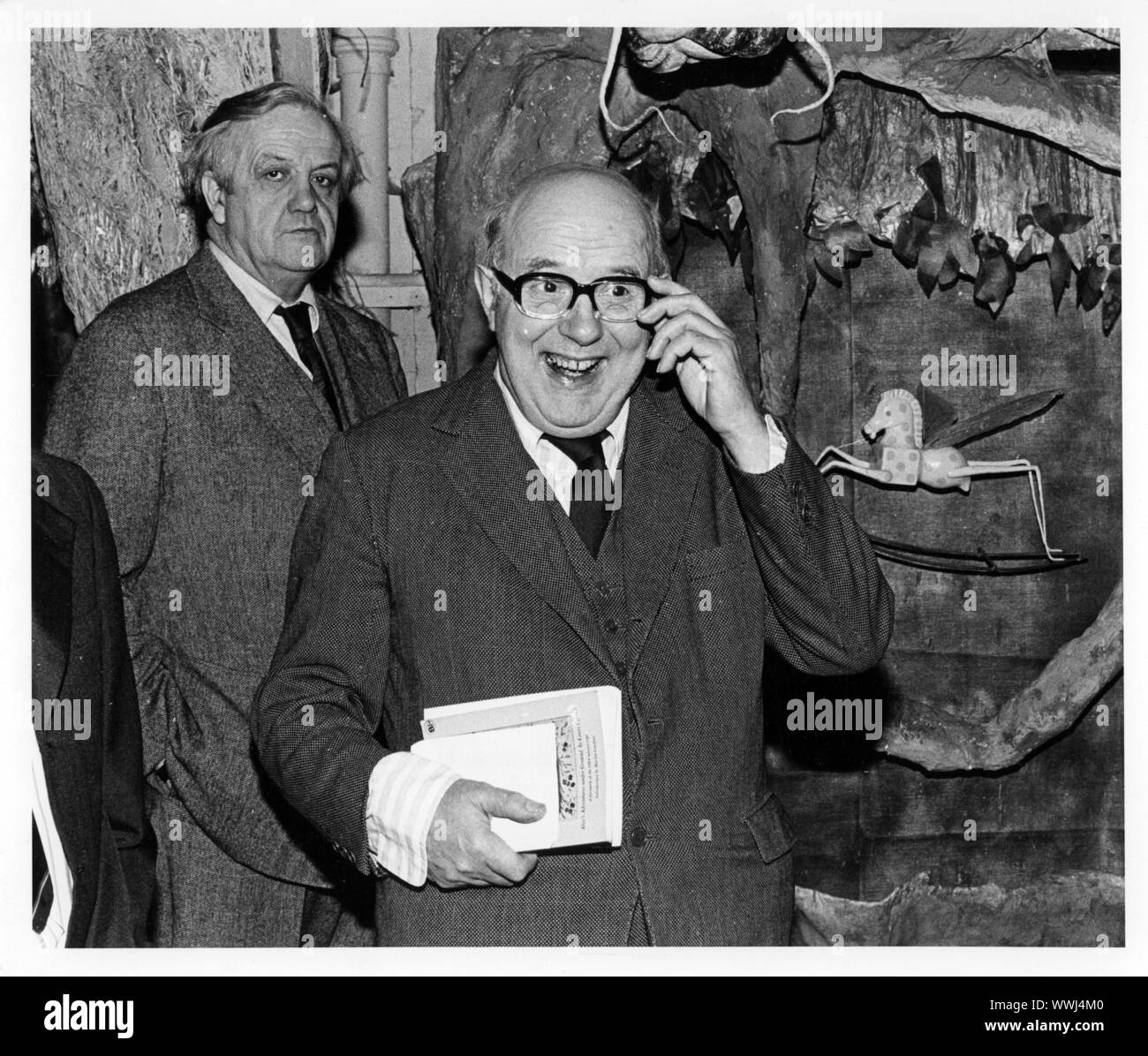 Sir John Betjeman, CBE, est un poète, écrivain et présentateur de télévision qui se décrit lui-même dans le Qui est qui comme un 'poète et hack'. Il a été poète lauréat du Royaume-Uni de 1972 jusqu'à sa mort. Il a été membre fondateur de la société victorienne et un ardent défenseur de l'architecture victorienne. Banque D'Images