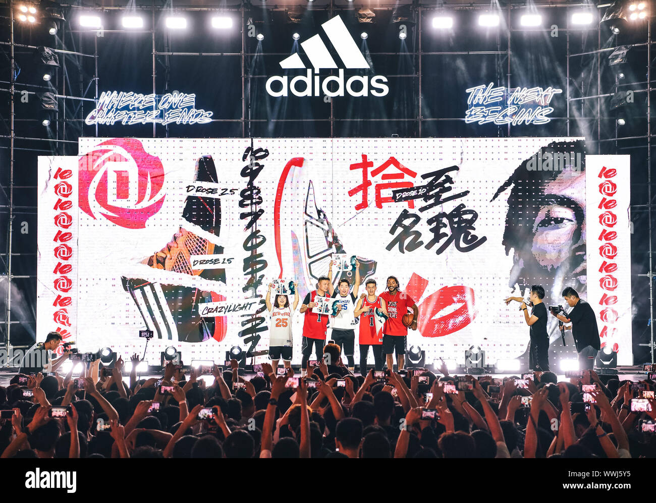 Joueur de basket-ball professionnel américain Derrick Rose, droite, présente à un événement promotionnel Adidas et célèbre Mid-Autumn Festival avec les fans en apprenant à faire de mooncake à Hangzhou, ville de l'est de la Chine dans la province du Zhejiang, le 13 septembre 2019. Banque D'Images