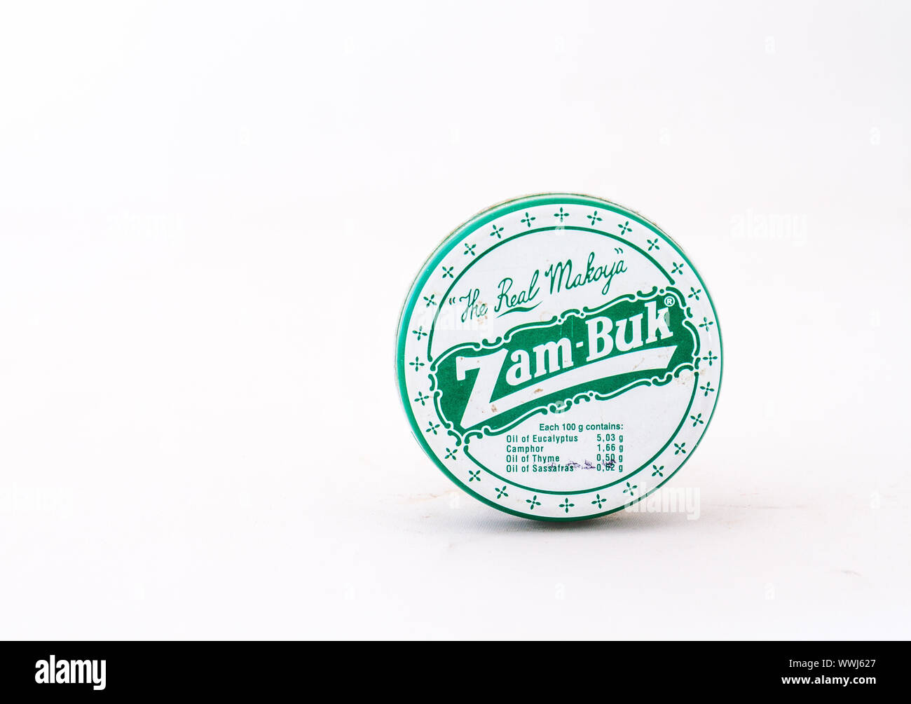 Alberton, Afrique du Sud - une boîte d'onguent vert Zam-Buk traditionnel isolé sur fond blanc avec l'image de l'espace de copie en format horizontal Banque D'Images