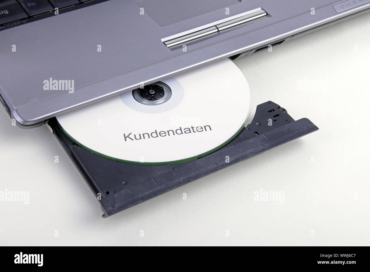 CD avec les données du client dans un ordinateur de route, symbole de droit de commerce illégal avec des données client, la violation de la protection des données, de Banque D'Images